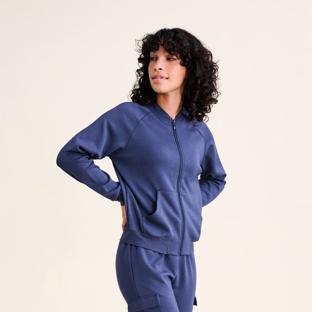 Alessa Jacke in blau