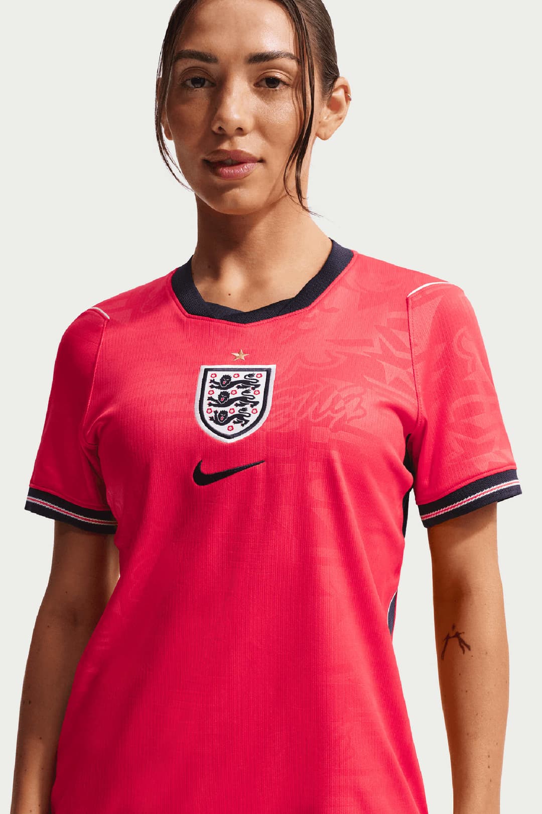 Nike England Away Replica Damen Fussballtrikot WM 2026 Rot, Damen, Größe: XS