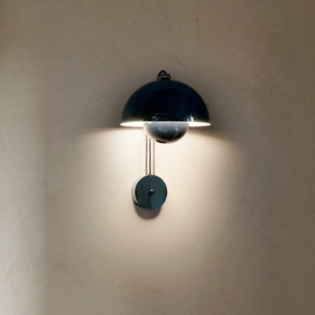 Flowerpot VP8 Wandleuchte, stahlblau, Stecker - &TRADITION - Wohnzimmer - Design - Metall - Einflammig
