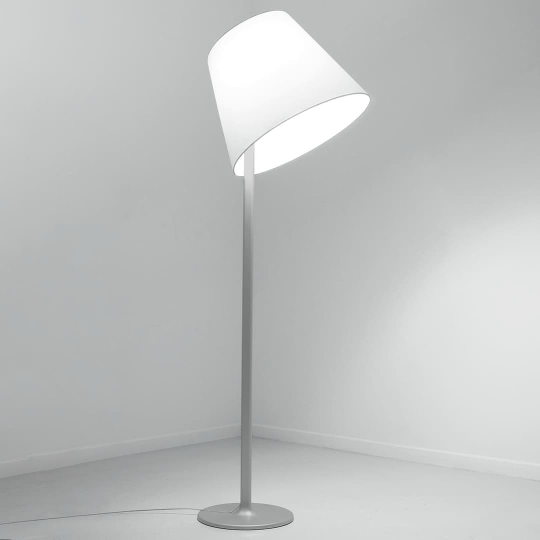 Melampo Mega F Stehleuchte Grau - Artemide - Wohnzimmer - Design - Stoff / Textil - Mit Schirm