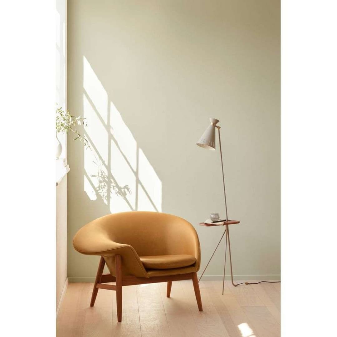 Cone Stehlampe m/Tisch, cashmere/teak, 144 cm - Warm Nordic - Wohnzimmer - Vintage - Metall - Mit Schirm