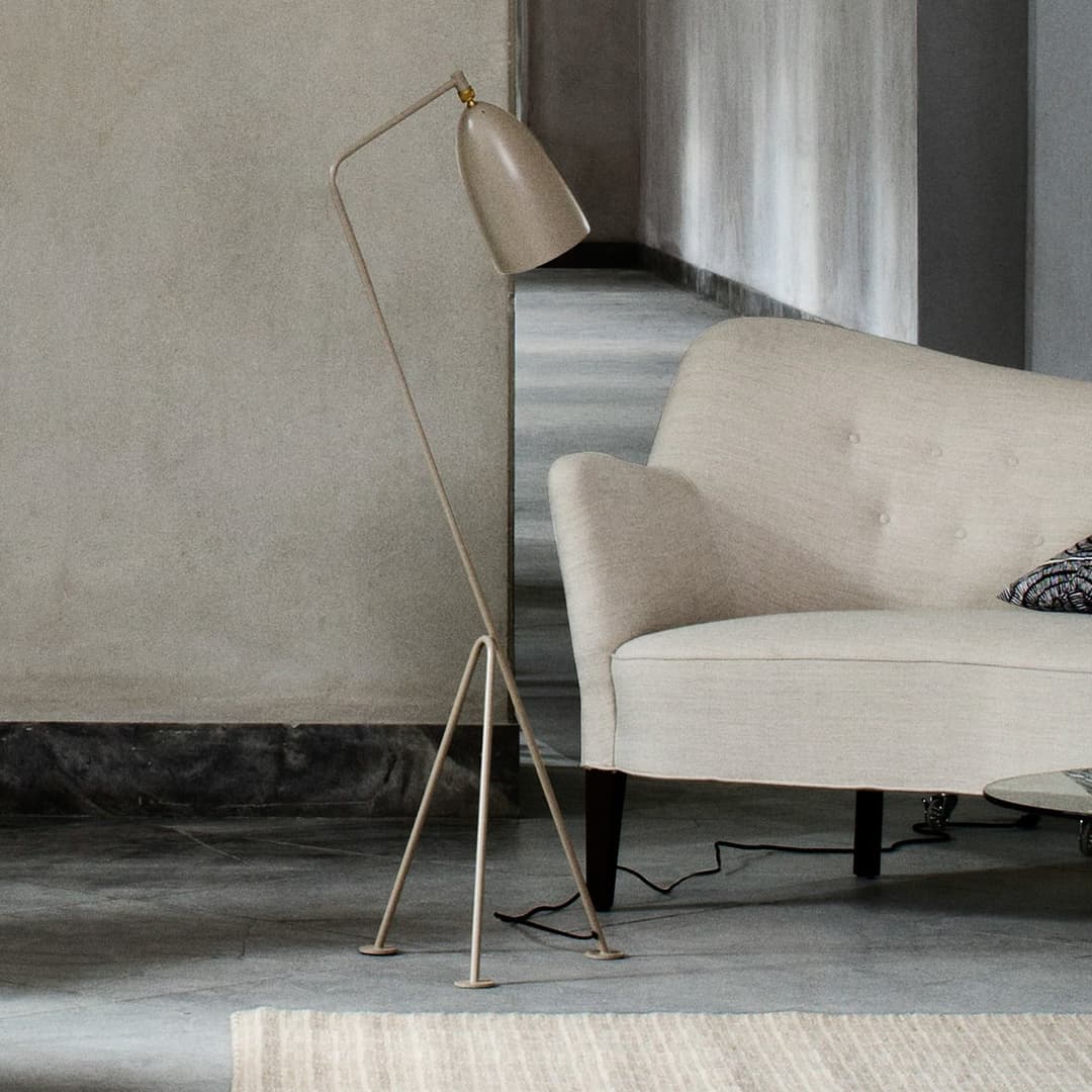 Gräshoppa Stehleuchte Olive Brown - GUBI - Wohnzimmer - Design - Metall - Mit Schirm