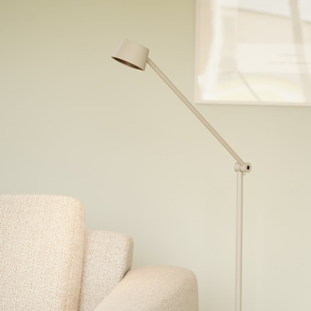 Direction F1 LED-Stehlampe, grau matt, Höhe 117cm - Antidark - Wohnzimmer - Modern - Metall - Einflammig