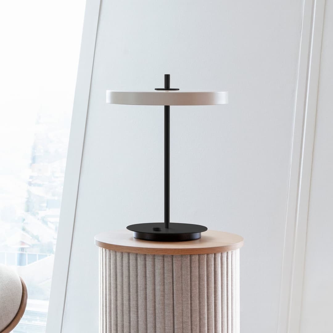 Asteria Tischleuchte Pearl White/Black - UMAGE Asteria Table - Wohnzimmer - Design - Aluminium - Mit Schirm