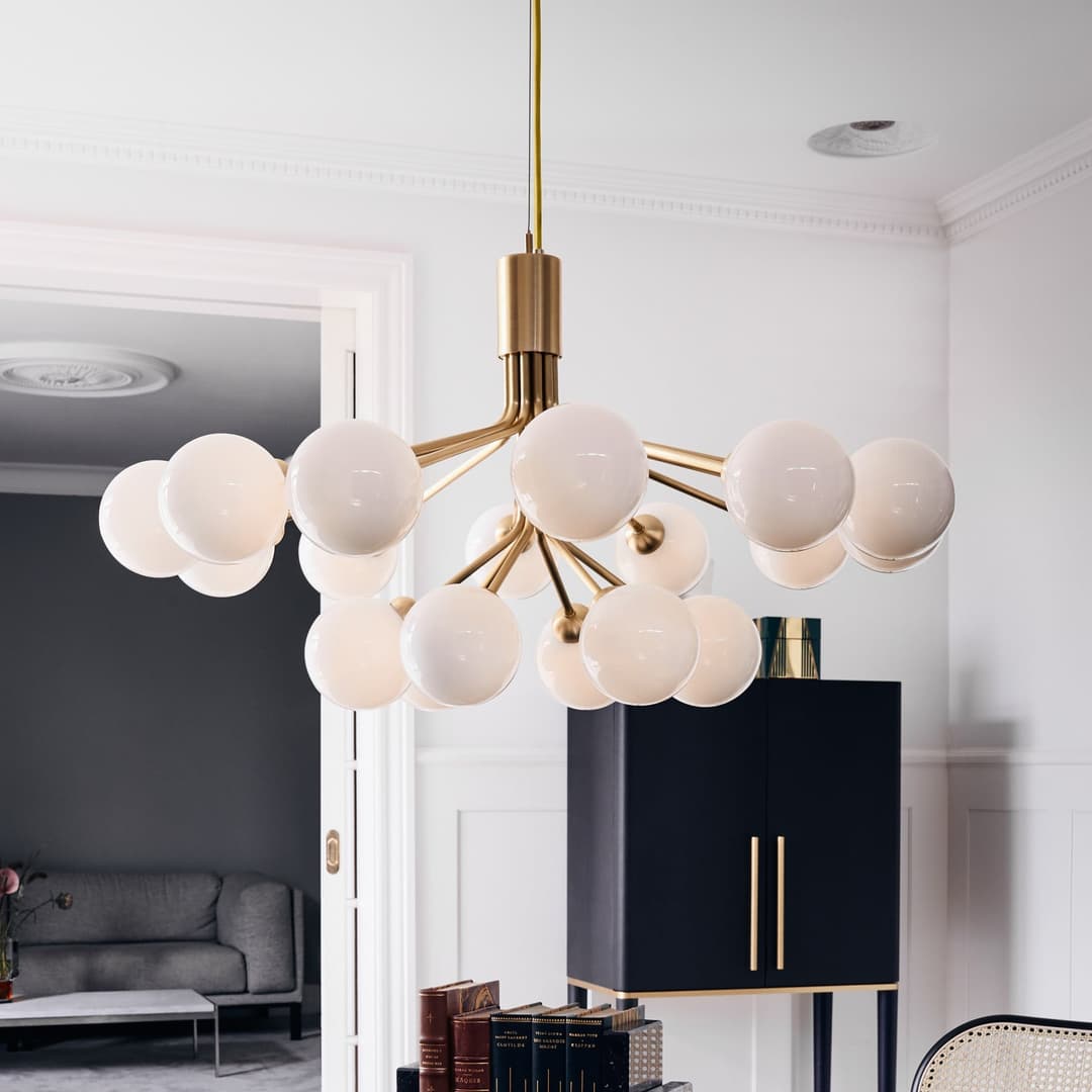 Apiales 18 Kronleuchter Brushed Brass/Opal White - Nuura - Wohnzimmer - Design - Metall - Mehrflammig