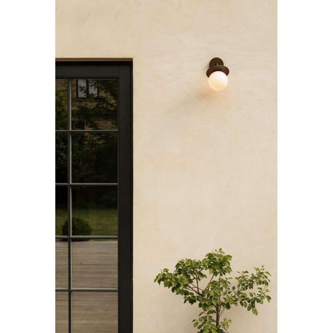 Außen-Wandleuchte Liila, bronze/opal, IP54 - Nuura - Terrasse - Skandinavisch - Metall - Einflammig