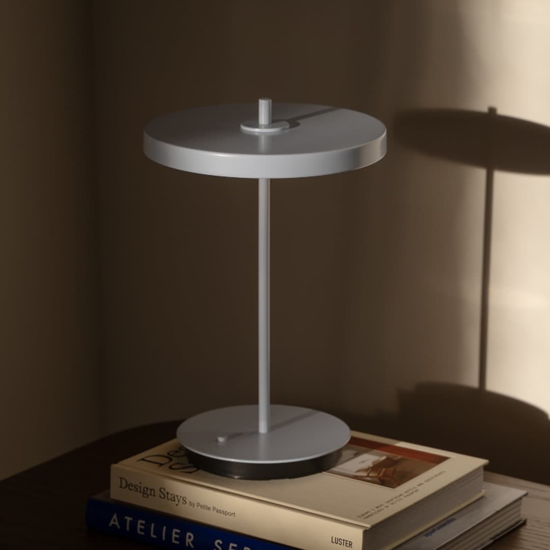 Asteria Move Portable Tischleuchte Nuance Mist/Monochrome - UMAGE - Wohnzimmer - Design - Metall - Mit Schirm