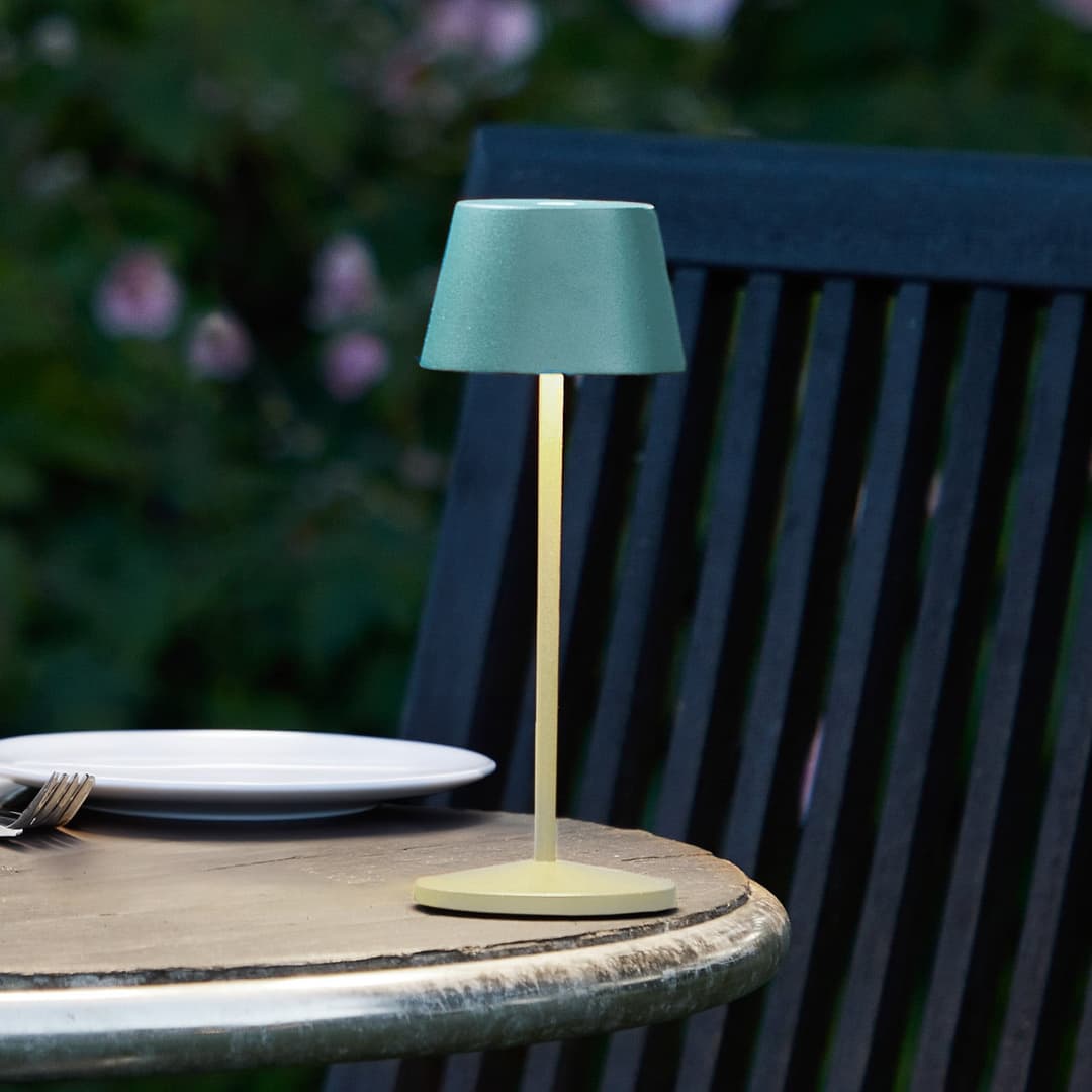 Modi Micro LED-Akku-Tischlampe, IP65, grün - Loom Design - Terrasse - Modern - Aluminium - Mit Schirm
