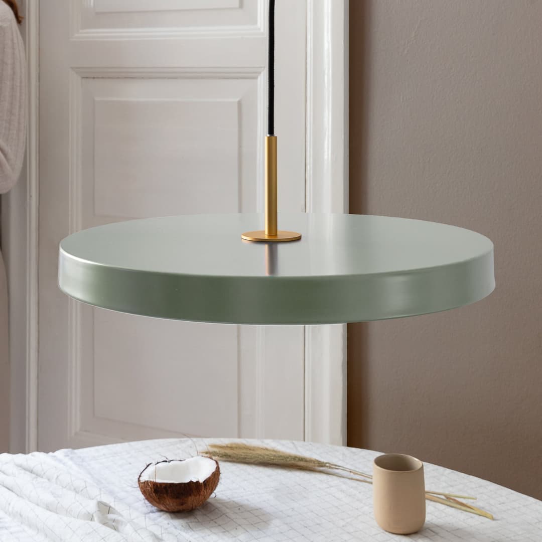 Asteria Medium LED-Hängelampe hellgrün/messing 43 cm - UMAGE - Wohnzimmer - Design - Metall - Einflammig