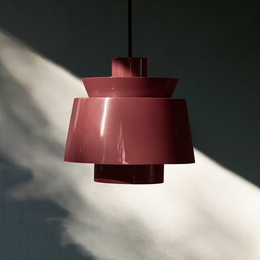 Utzon JU1 Hängeleuchte, Ø 22 cm, dunkelrot - &TRADITION - Wohnzimmer - Design - Metall - Mit Schirm