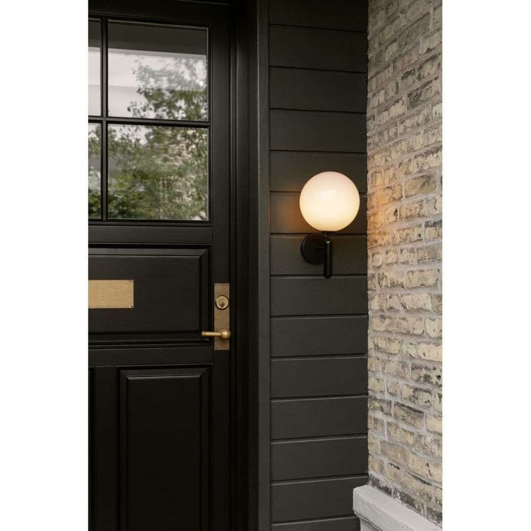 Außen-Wandlampe Miira, schwarz/opal, Ø 20 cm - Nuura - Terrasse - Skandinavisch - Metall - Einflammig