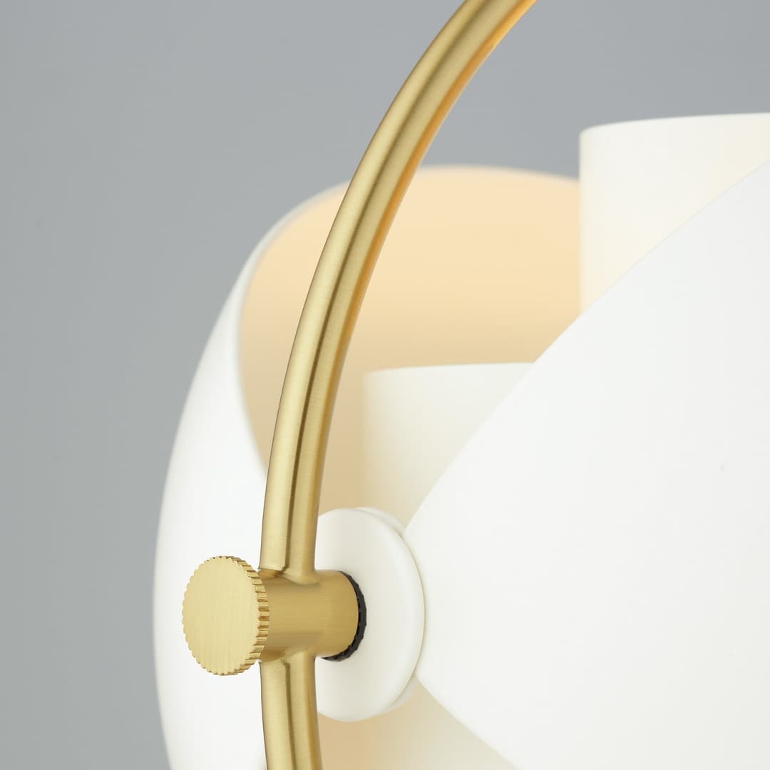 Multi-Lite Tischleuchte Brass/White - GUBI - Wohnzimmer - Design - Metall - Mit Schirm