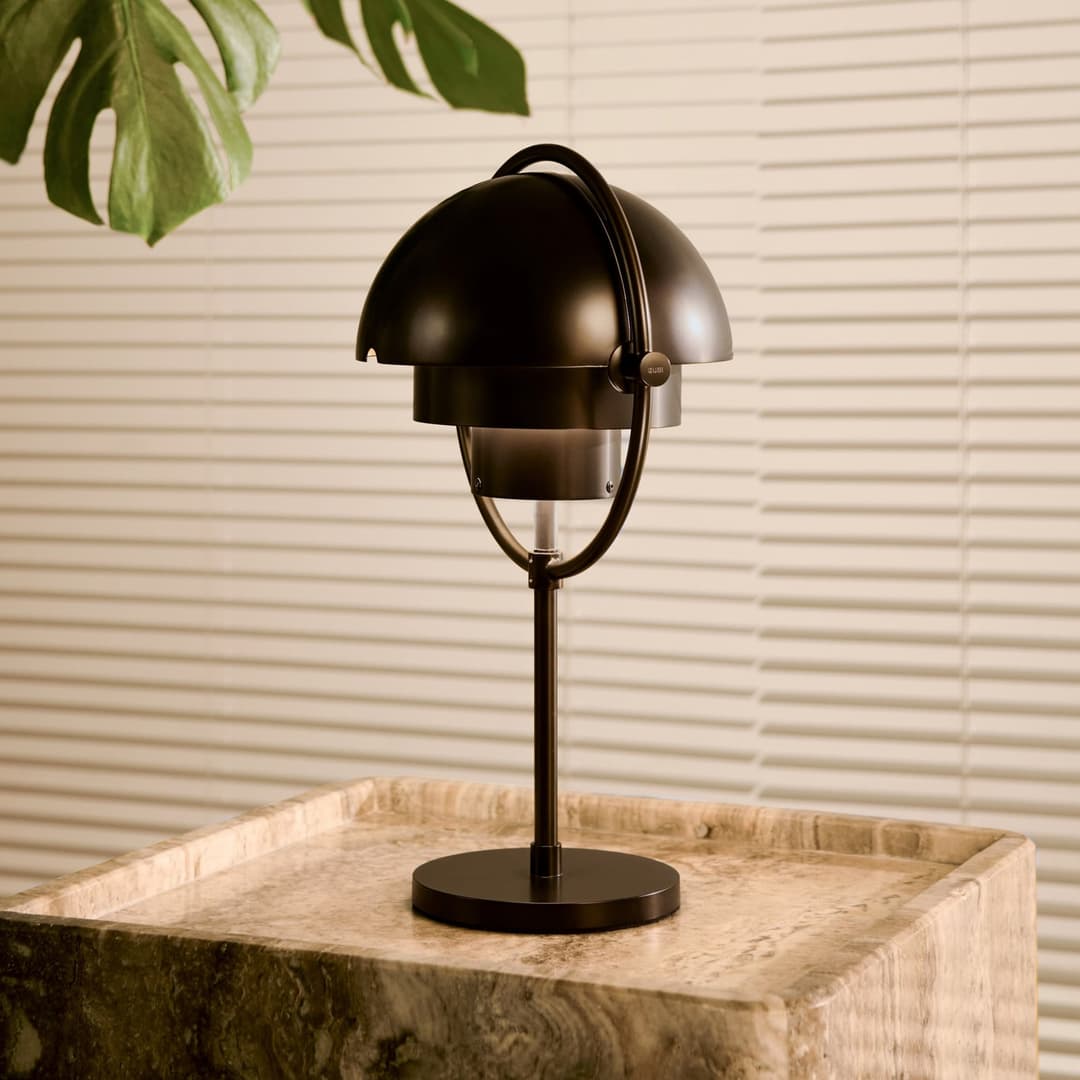 Multi-Lite Portable Tischlampe, schwarz/schwarz, 30 cm - GUBI - Wohnzimmer - Design - Metall - Mit Schirm
