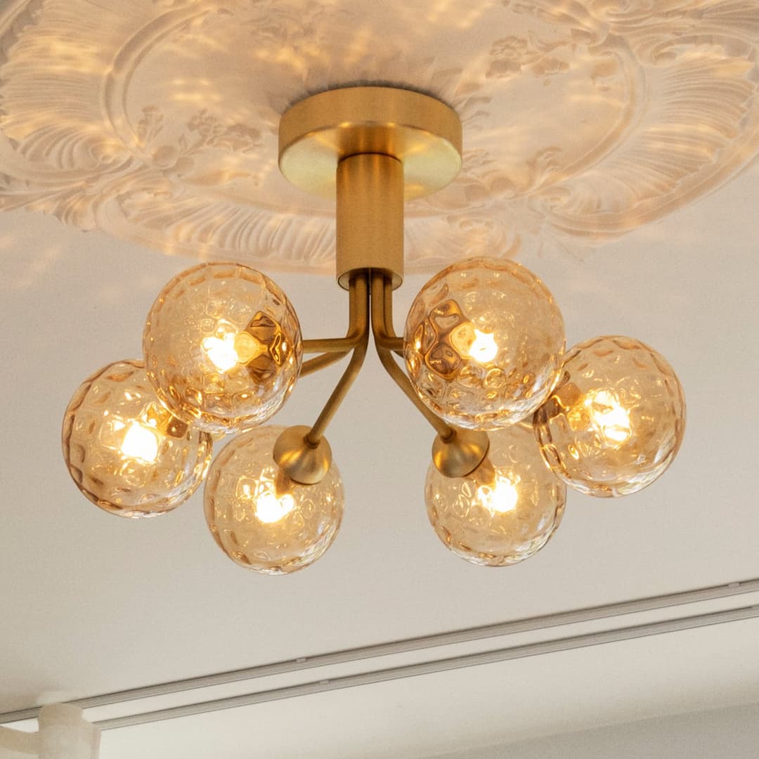 Apiales 6 Deckenlampe, messing-/goldfarben, Ø 50 cm - Nuura - Wohnzimmer - Skandinavisch - Glas - Mehrflammig