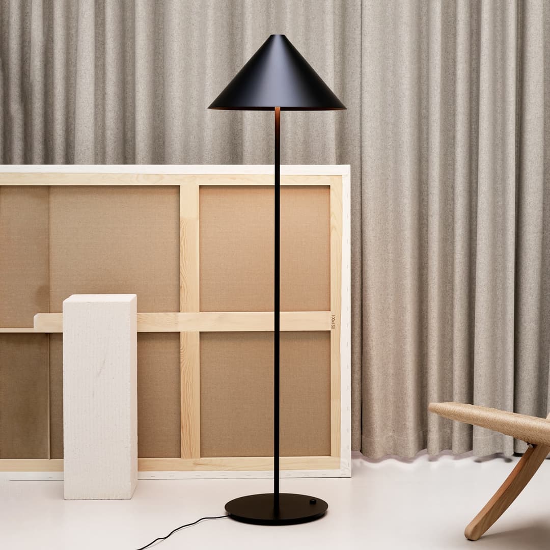 Keglen 400 LED Stehleuchte Dim-to-Warm Black - Louis Poulsen - Wohnzimmer - Design - Metall - Mit Schirm
