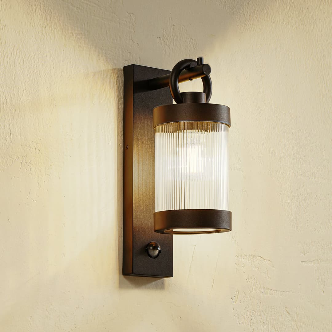 Yrene Außenwandlampe, 20cm, schwarz, Sensor, Riffle - Lindby - Terrasse - Modern - Aluminium - Einflammig
