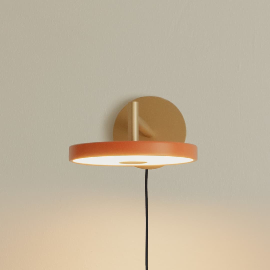 Asteria Short LED-Wandlampe, orange/messing, Stecker - UMAGE - Wohnzimmer - Design - Metall - Einflammig