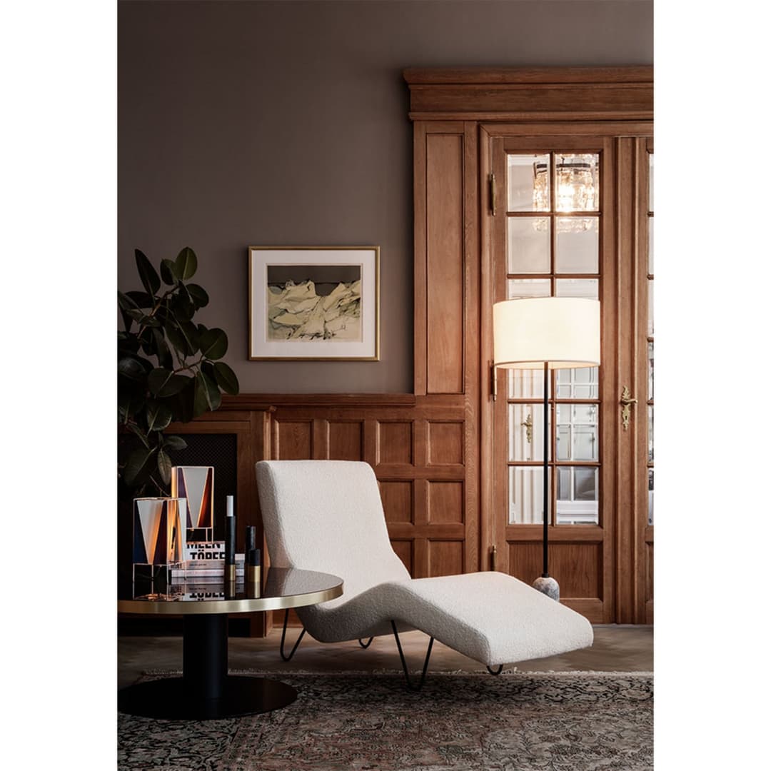 Gravity Stehleuchte Schwarz Marmor/Weiß - GUBI - Wohnzimmer