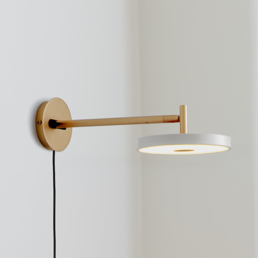Asteria Short LED-Wandlampe, grau/messing, Stecker - UMAGE - Wohnzimmer - Design - Metall - Einflammig