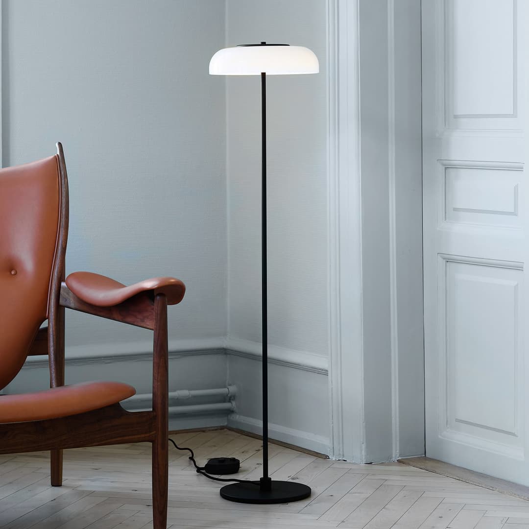 Blossi LED-Stehleuchte, Höhe 120 cm, schwarz/opal - Nuura - Wohnzimmer - Skandinavisch - Metall - Mit Schirm