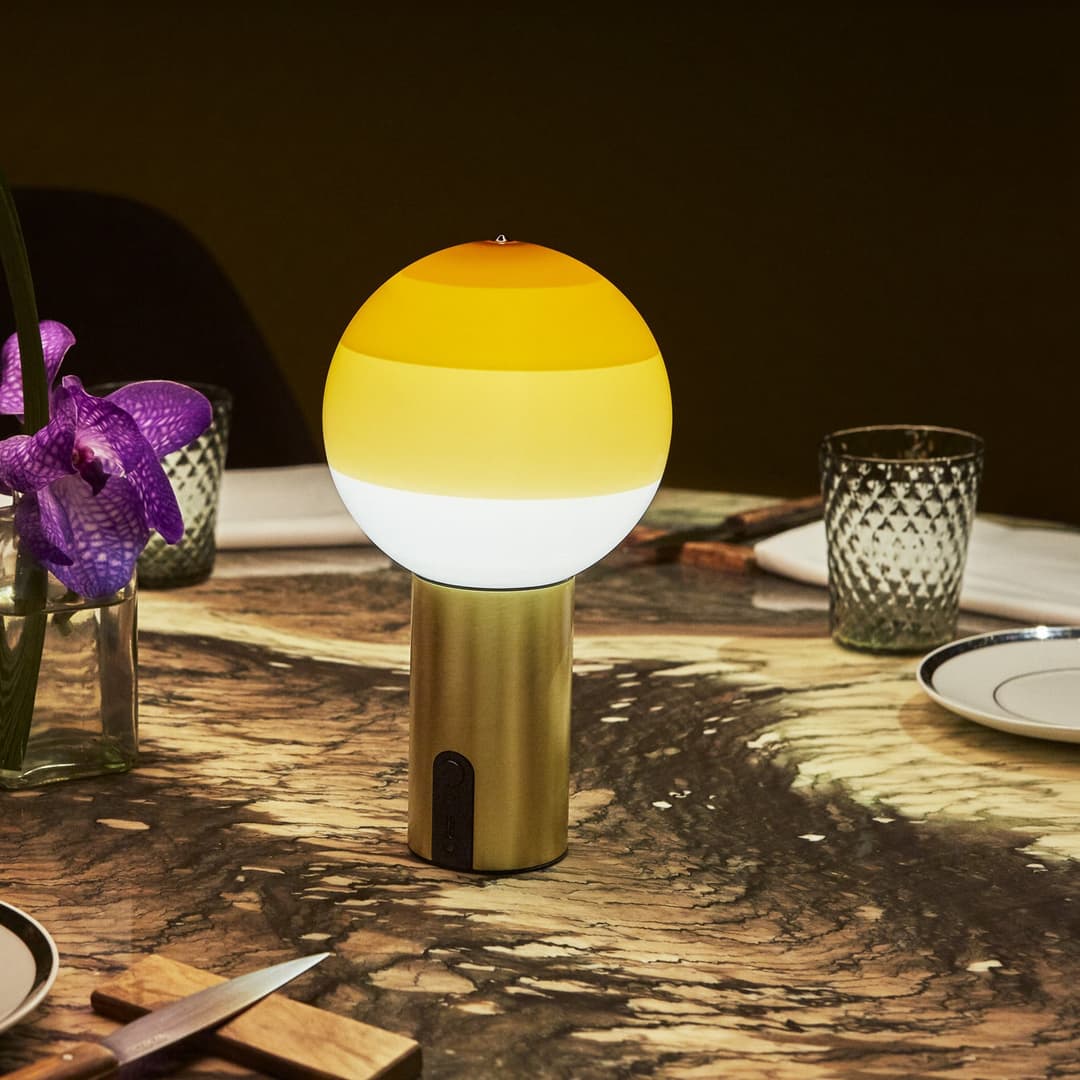 Dipping Light Portable Tischleuchte Amber/Brushed Brass - Marset - Wohnzimmer - Design - Glas - Mit Schirm