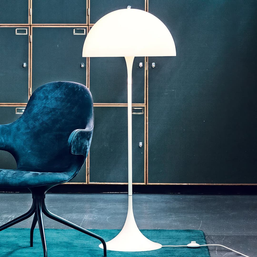 Panthella Stehleuchte, weiß/opal - Louis Poulsen - Wohnzimmer - Design - Kunststoff - Mit Schirm