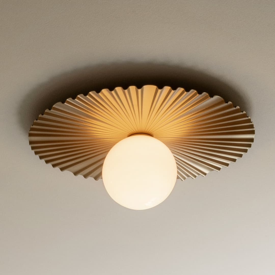Liila Muuse Deckenleuchte, gold/opal, Ø 42 cm, IP44 - Nuura - Wohnzimmer - Skandinavisch - Metall - Einflammig