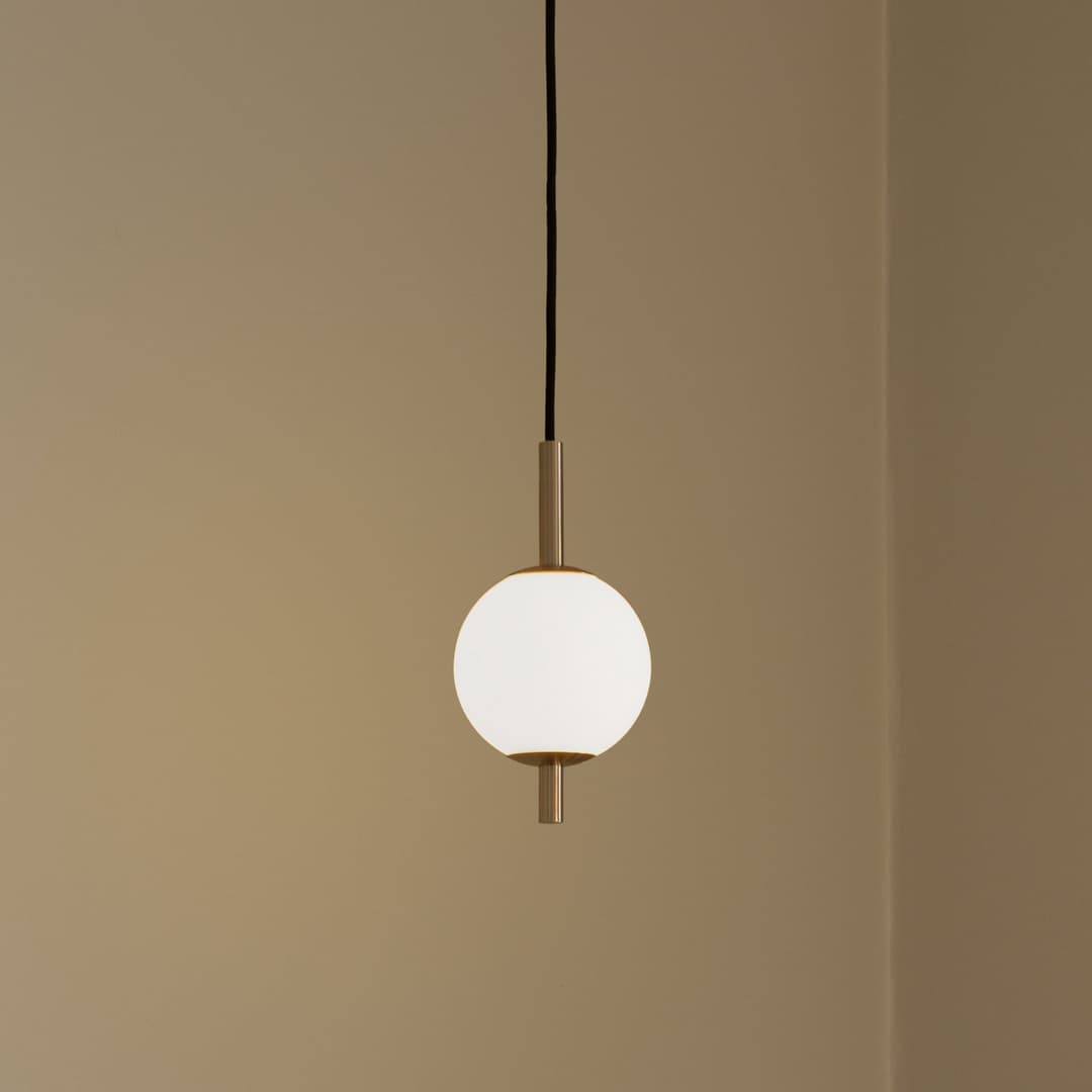 Audrey LED-Hängelampe, messingfarben, 1-flg. Ø 12 cm - UMAGE - Wohnzimmer - Design - Metall - Einflammig
