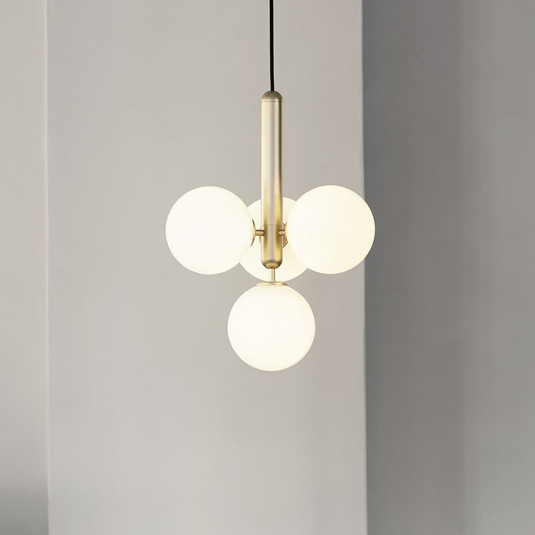 Miira 4 Krohnleuchter Brass/Opal White - Nuura - Wohnzimmer - Design - Glas - Kugel