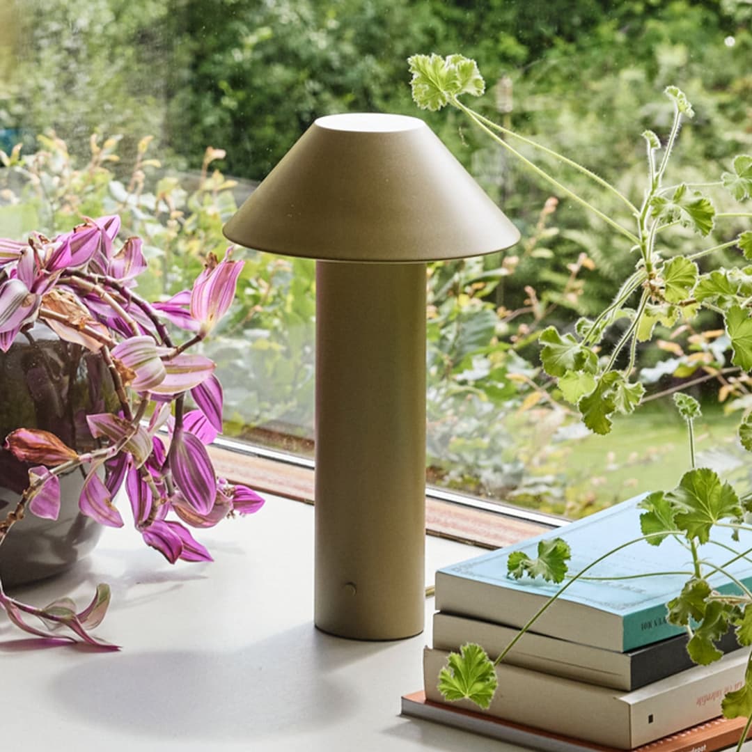 Tower Tischleuchte LED dunkelgrün Höhe 32 cm - Hübsch - Wohnzimmer - Modern - Metall - Mit Schirm