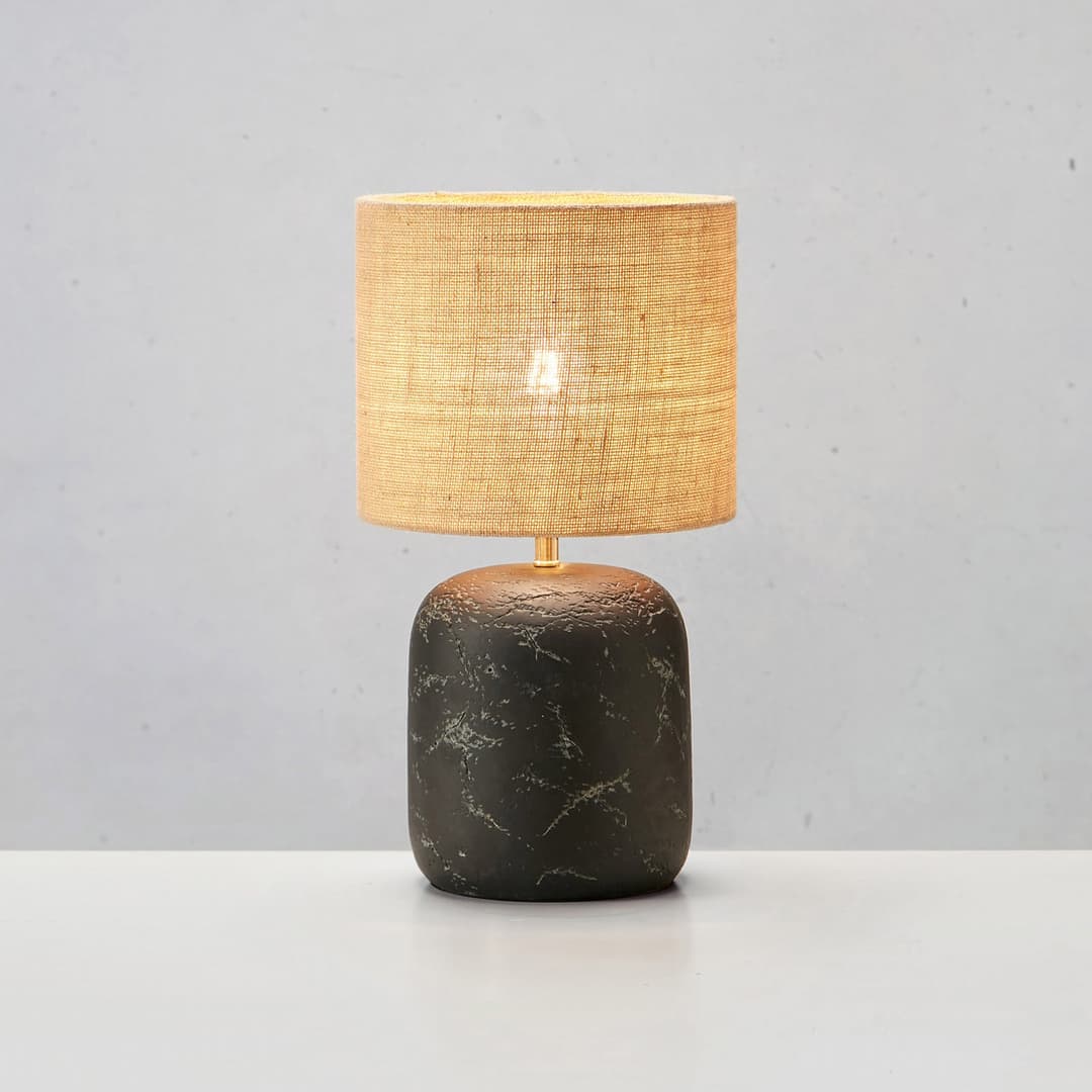 Montagna Tischleuchte H32 Black/Natural - Markslöjd - Wohnzimmer - Beton - Mit Schirm