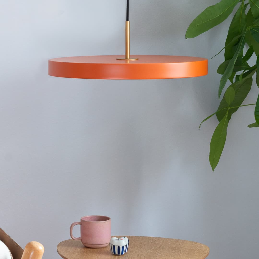 Asteria Mini LED-Hängelampe, orange/messing, Ø 31 cm - UMAGE - Wohnzimmer - Design - Metall - Einflammig