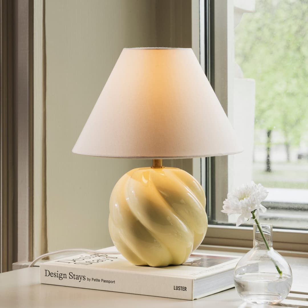 DAHLIA Tischlampe, beige/gelb, Höhe 31 cm - Globen Lighting - Wohnzimmer - Stoff / Textil - Einflammig