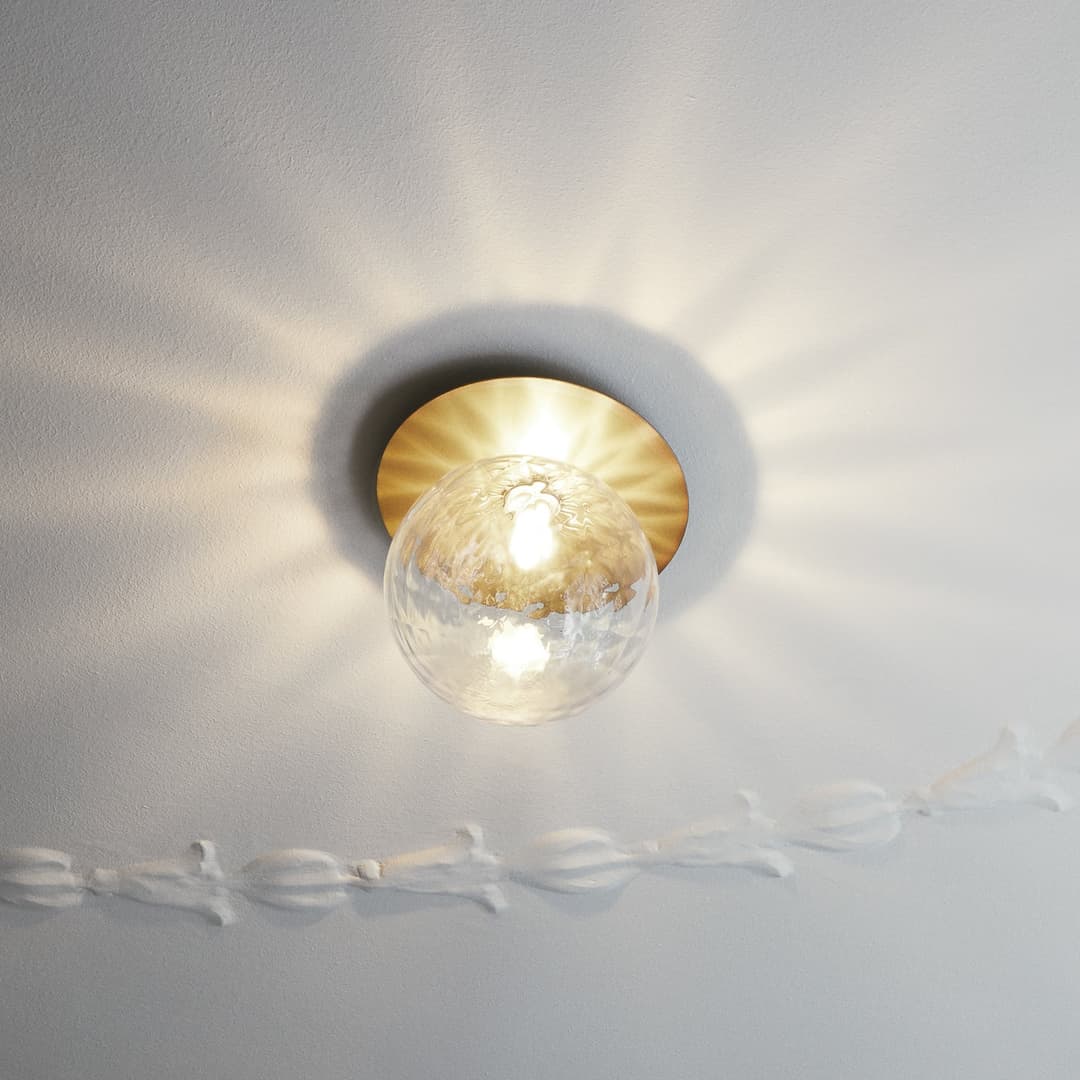 Liila 1 Large Wandlampe, IP44, warmweiß, gold/klar - Nuura - Wohnzimmer - Design - Glas - Kugel