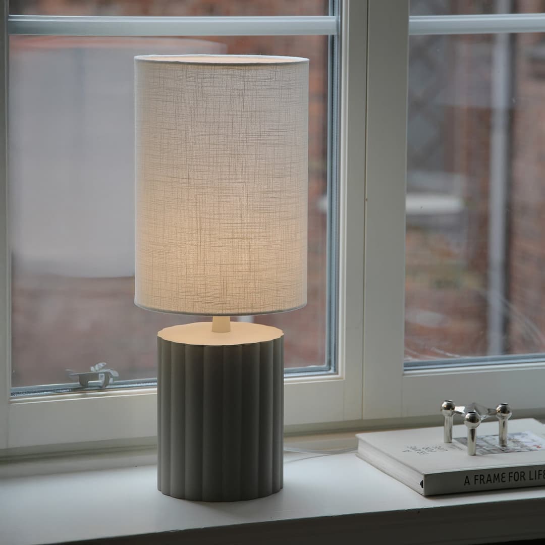 Can Tischleuchte Weiß/Grau - Markslöjd - Wohnzimmer - Keramik - Mit Schirm