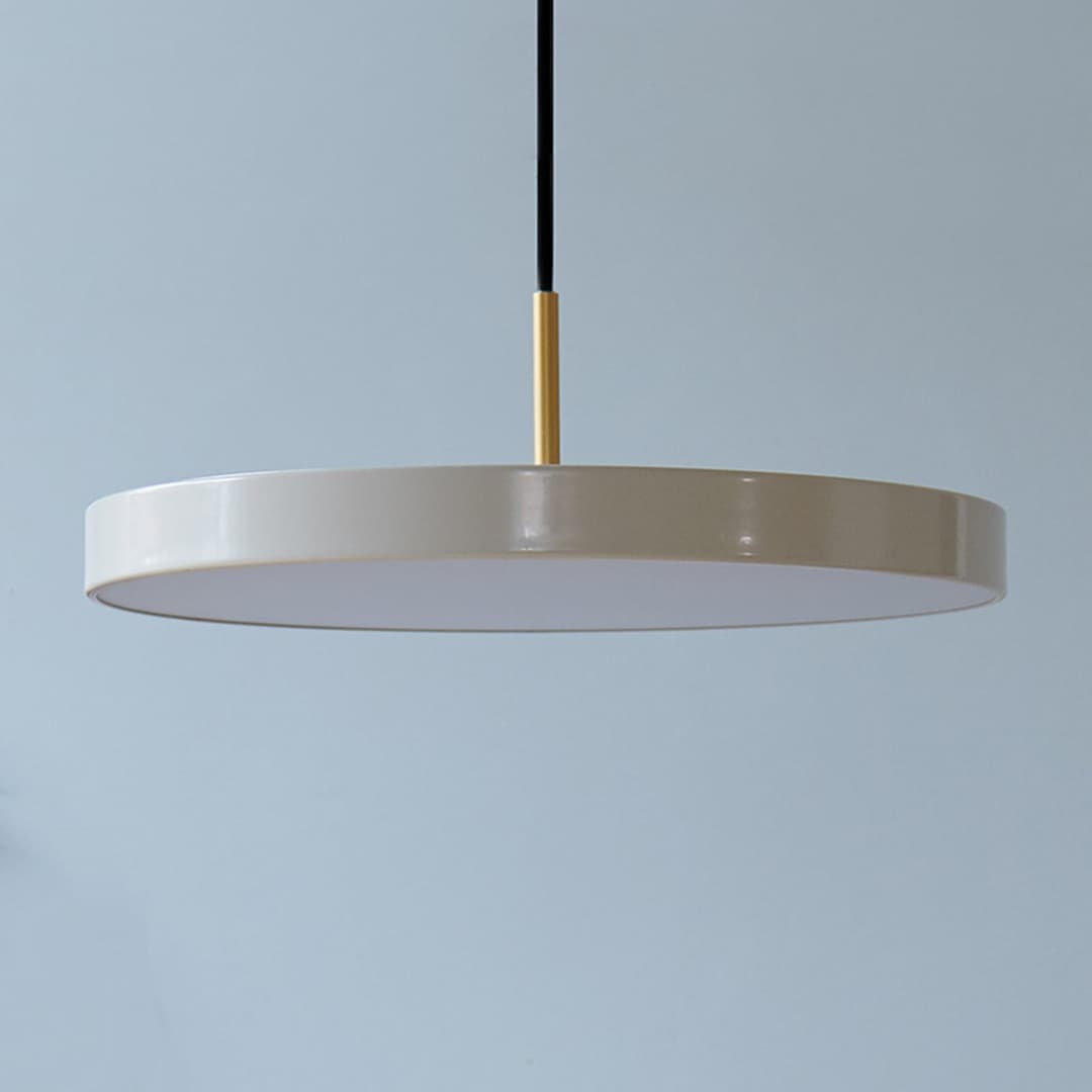 Asteria Mini LED-Hängelampe perlweiß/messing Ø 31 cm - UMAGE - Wohnzimmer - Design - Metall - Einflammig