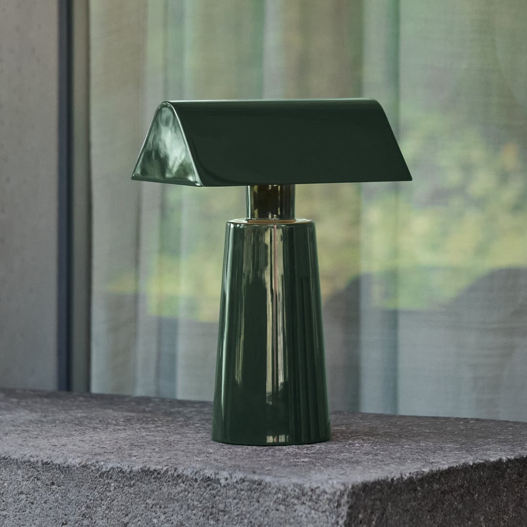 Caret MF1 Akku-Tischleuchte, waldgrün, IP44 - &TRADITION - Wohnzimmer - Design - Metall - Mit Schirm