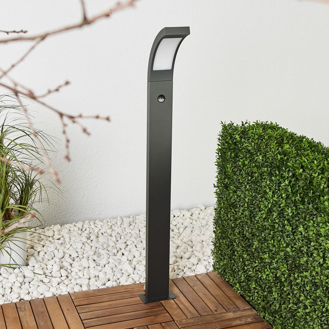 Juvia LED Gartenleuchte H100 w/Sensor Graphite - Lucande - Balkon - Modern - Aluminium - Einflammig