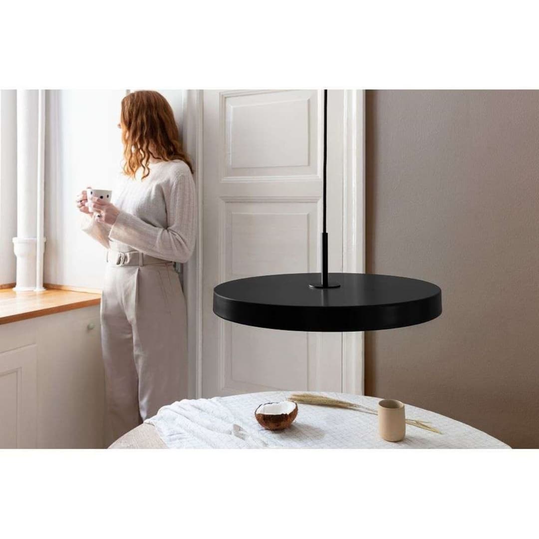 Asteria LED-Pendelleuchte, safrangelb/schwarz - UMAGE - Wohnzimmer - Metall