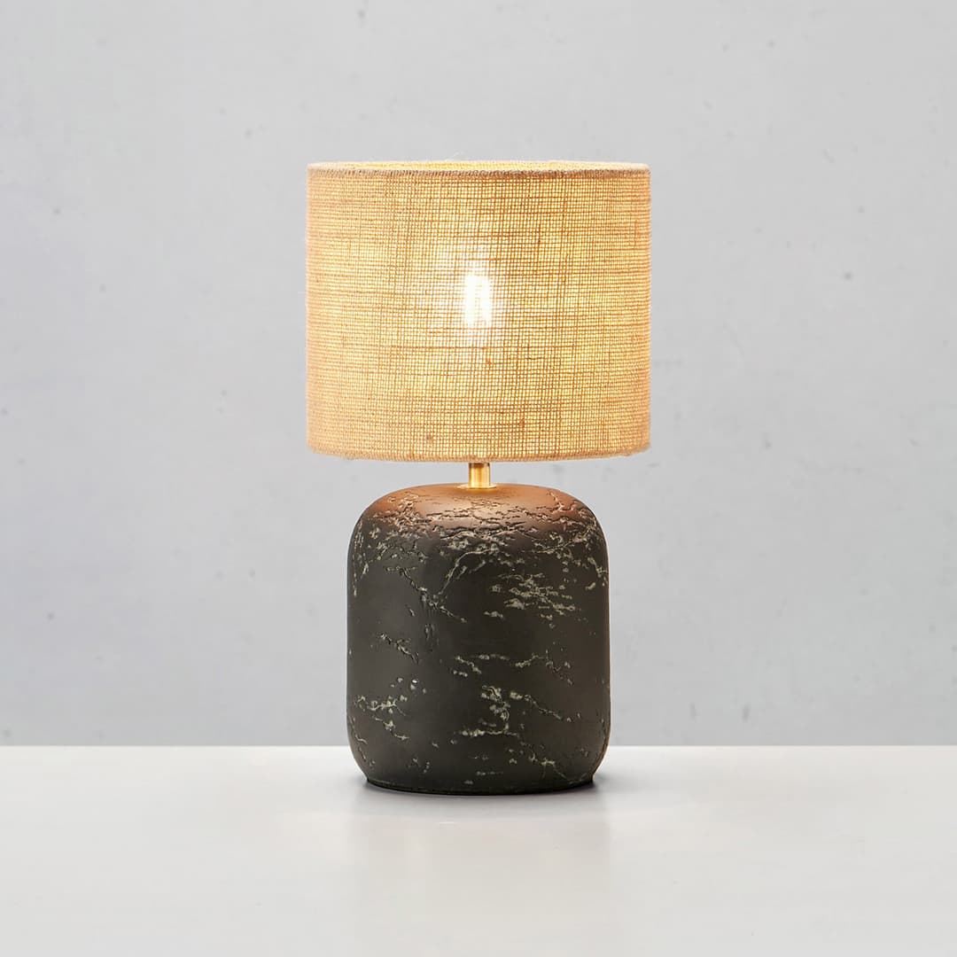 Montagna Tischleuchte H45 Black/Natural - Markslöjd - Wohnzimmer - Beton - Mit Schirm