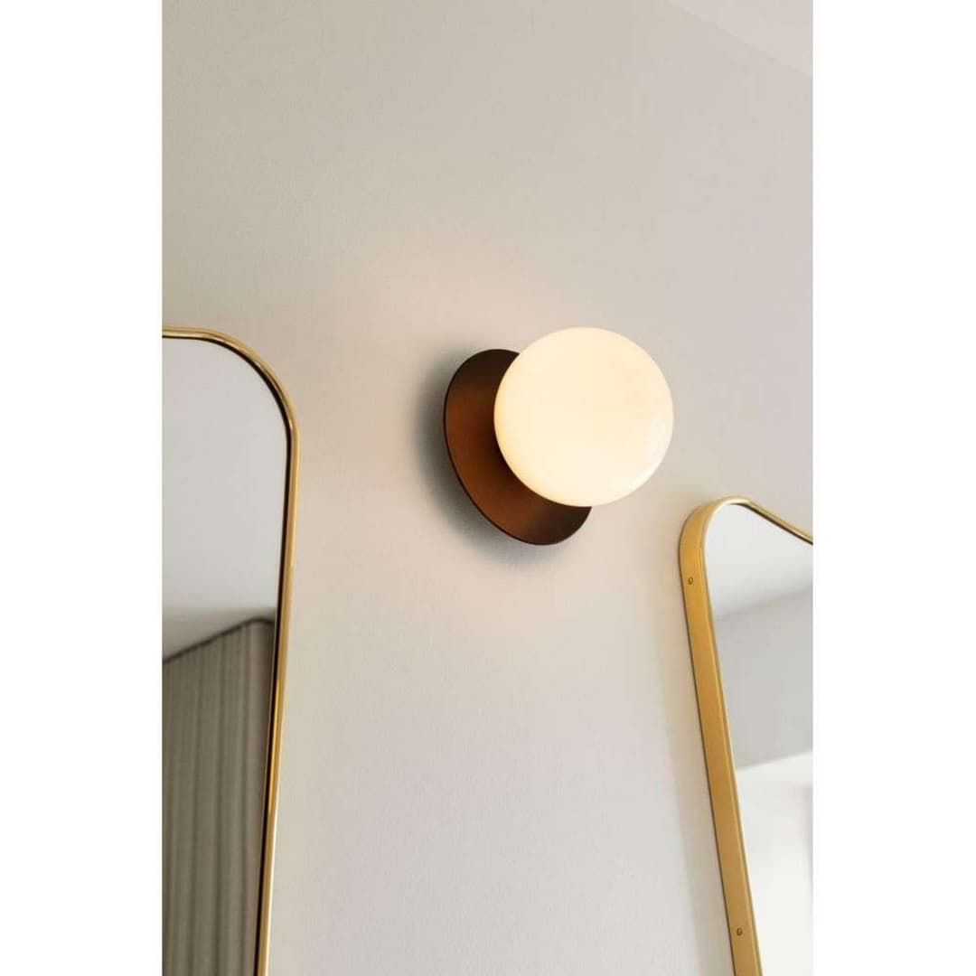 Liila 1 Medium Wandleuchte, bronze/opal, IP 44, G9 - Nuura - Badezimmer - Design - Metall - Kugel