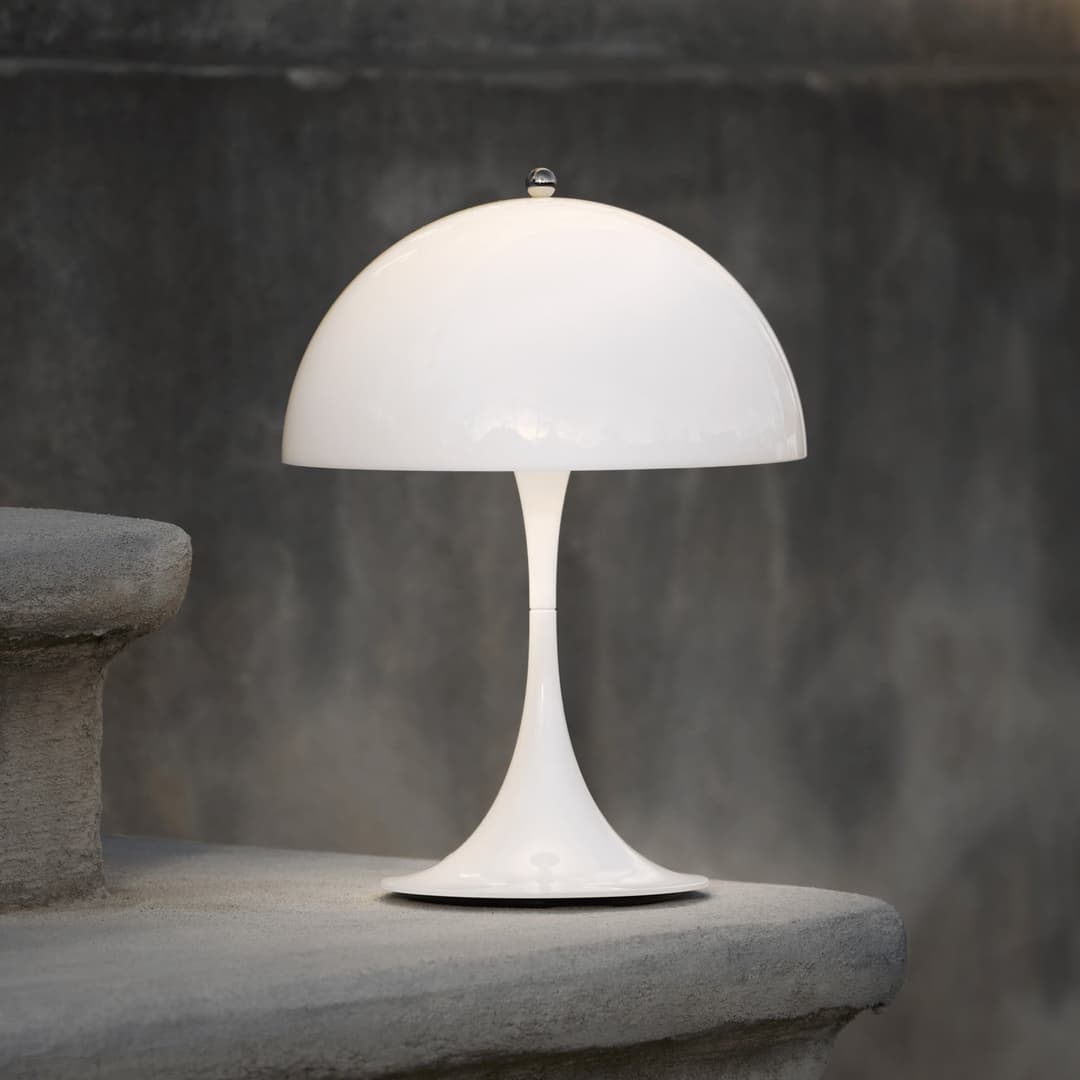 Panthella 250 PORTABLE LED-Akkuleuchte weiß - Louis Poulsen - Wohnzimmer - Modern - Kunststoff - Mit Schirm
