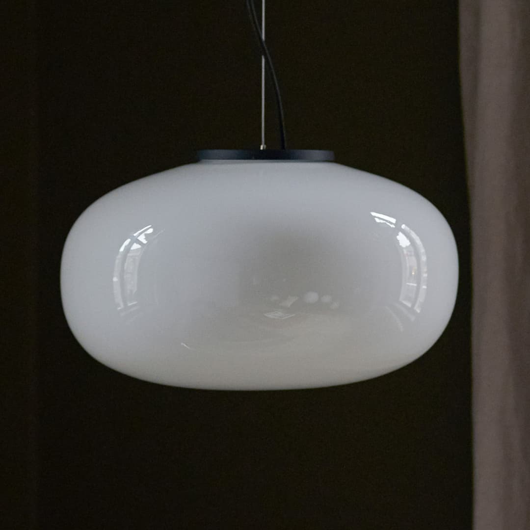 Karl-Johan Pendelleuchte Ø230 Opal Glass - New Works Karl-Johan Small - Wohnzimmer - Design - Einflammig