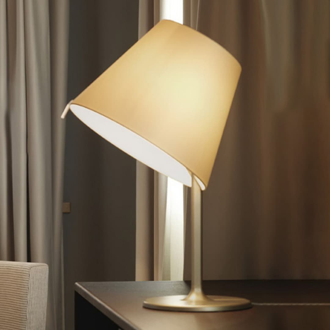 Melampo T Tischleuchte Bronze - Artemide - Wohnzimmer - Design - Stoff / Textil - Mit Schirm