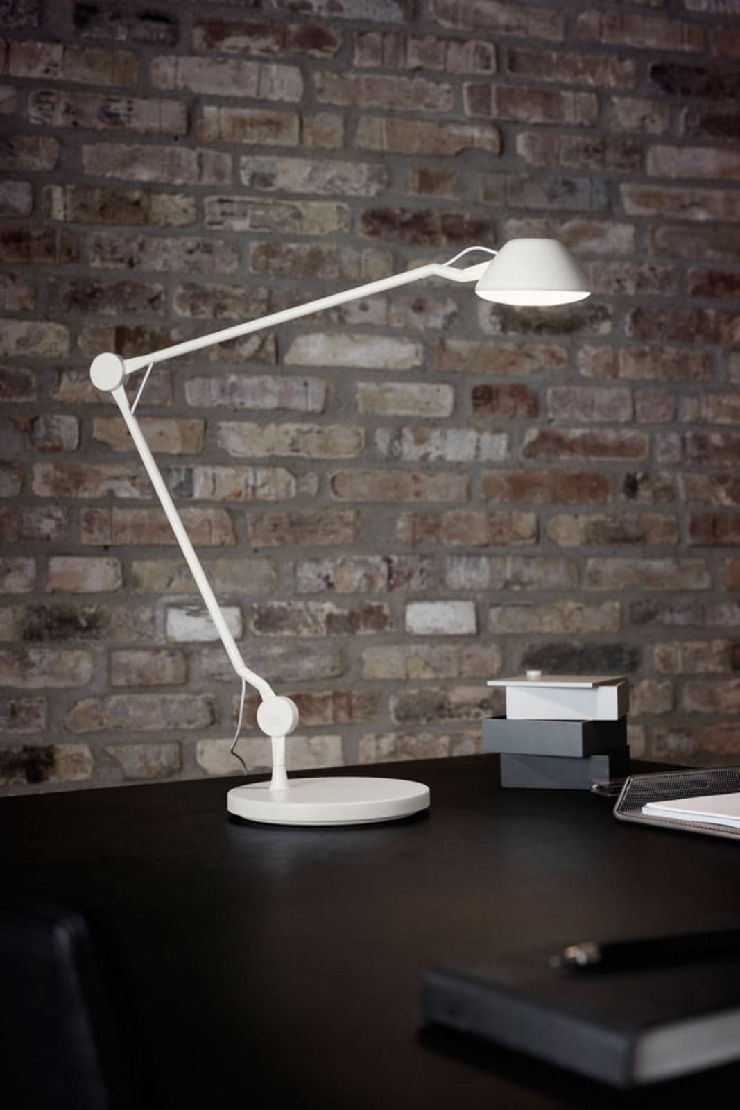 AQ01 Tischleuchte Matt Schwarz - Fritz Hansen - Wohnzimmer - Aluminium