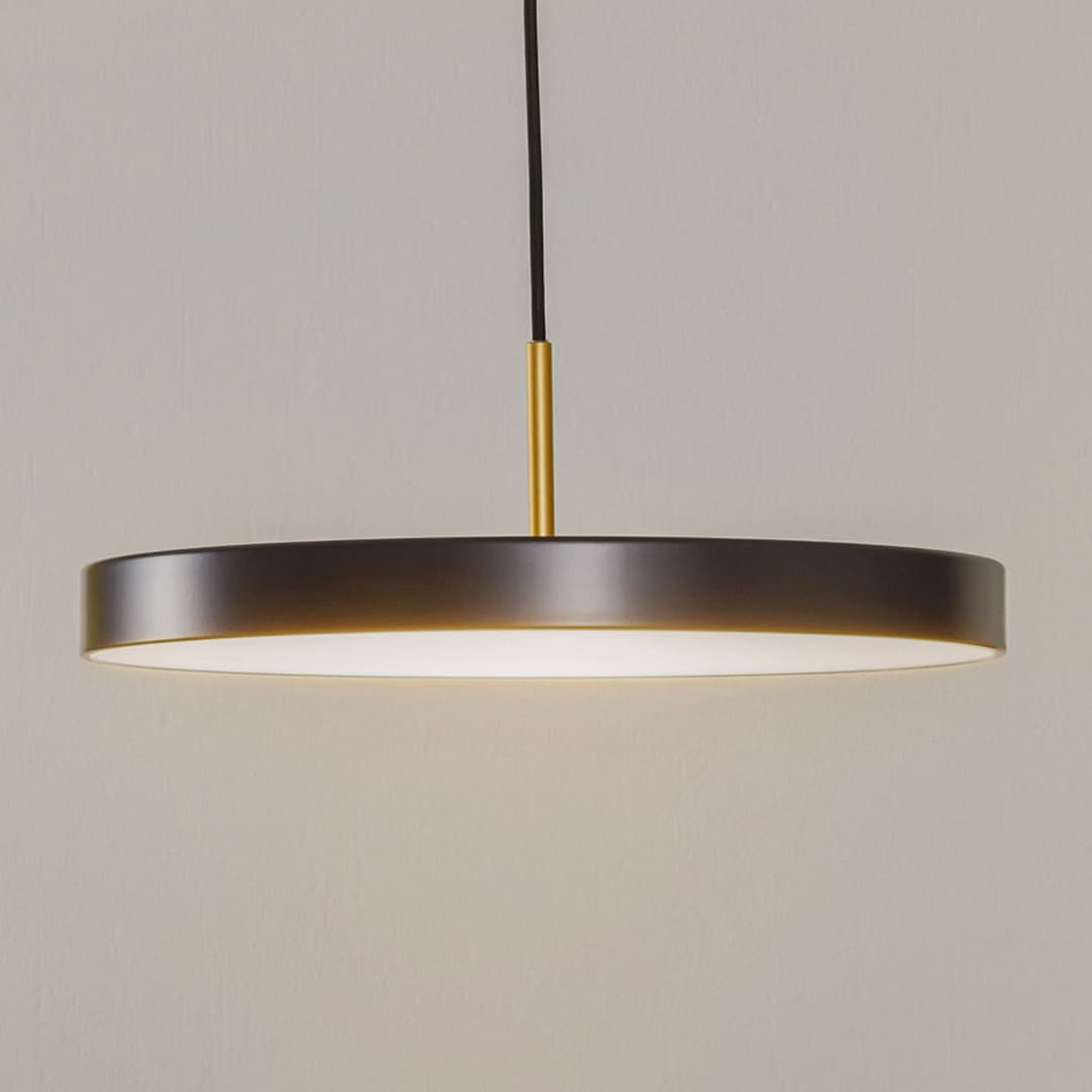 Asteria Medium LED-Hängelampe anthrazit/messing 43cm - UMAGE - Wohnzimmer - Design - Metall - Einflammig