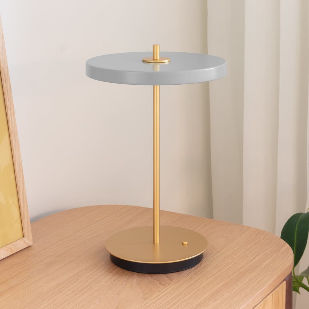 Asteria Move LED-Akkutischlampe nebel/messing 31 cm - UMAGE - Wohnzimmer - Design - Metall - Mit Schirm