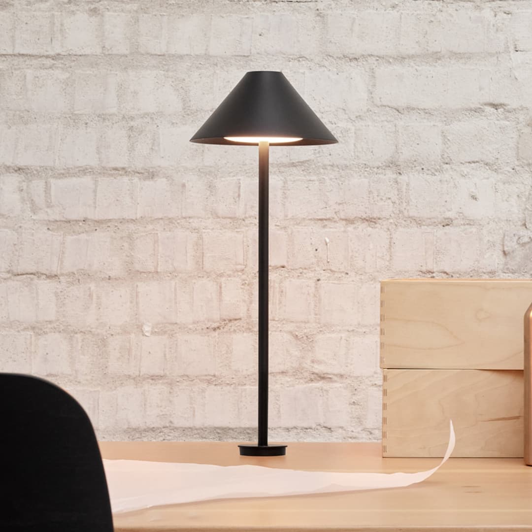 Keglen LED-Tischlampe, schwarz, mit Pin, CCT - Louis Poulsen - Wohnzimmer - Design - Metall - Mit Schirm
