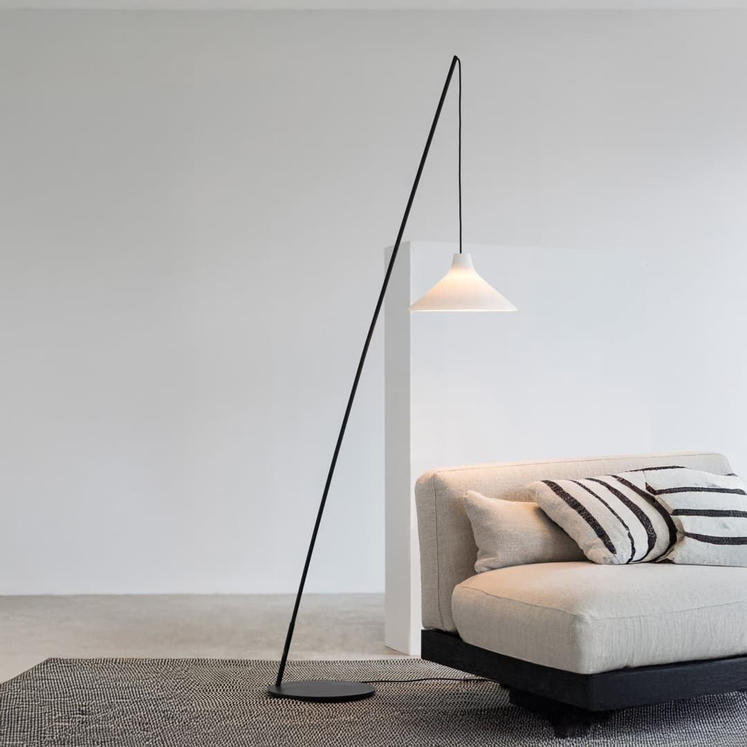 BLACK-WHITE SEAM Stehleuchte, Stahl, Porzellan, E27, Höhe 196 cm - Serax - Wohnzimmer - Design - Keramik - Einflammig