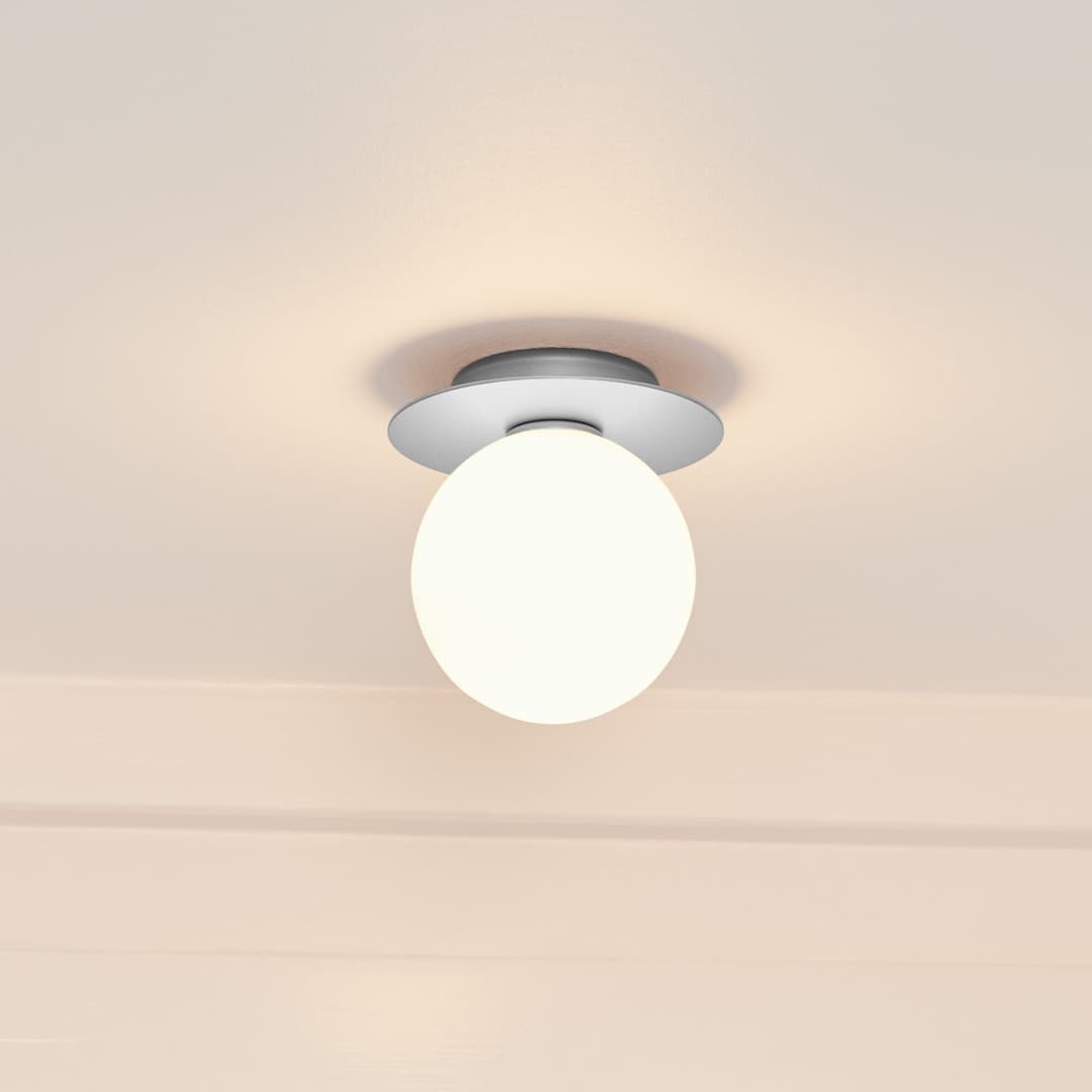 Liila 1 Medium Wandlampe, silber/weiß, IP44, G9 - Nuura - Wohnzimmer - Design - Glas - Kugel